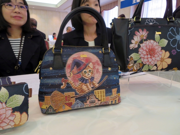 台湾の自社工場で製造するので繊細な色合いも表現できる。ジャガード織りハンドクラフトバッグ　ＲＥＯＲＥ ＦＡＢＲＩＣ ＤＥＳＩＧＮ