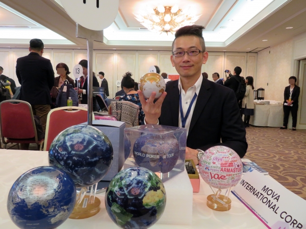ＭＯＶＡ ＩＮＴＥＲＮＡＴＩＯＮＡＬは、自然の光で回転する地球儀を。
