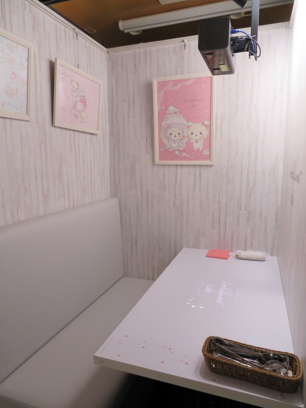 全ての席がペアシート。気の合う友達や家族とふたりで食事をシェア。コースメニュー ：2,500 円（税別）/1 人あたり ※ご予約は2名様より