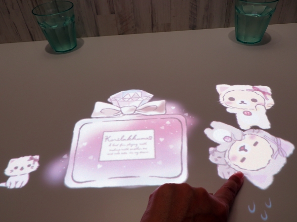 テーブルの上を楽しく動き回る、コリラックマを人差し指で触れ、自由に動かせますよ♪