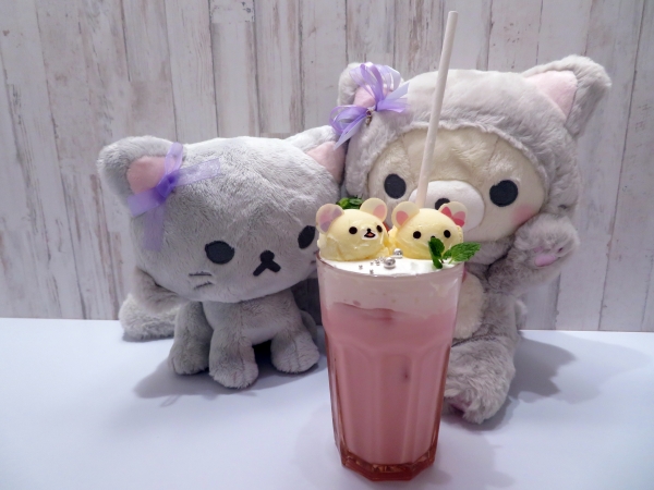 スペシャルドリンクを注文するとオリジナルコースターを1枚プレゼント。「ツインコリラックマいちごミルク 990 円(税抜）」 