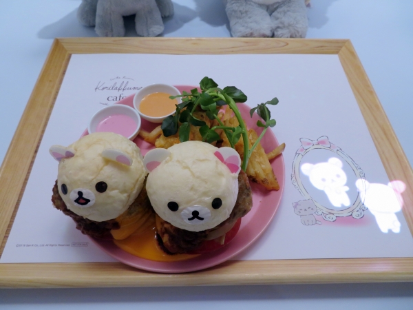 Main dishは、お好きなものを一つ選んでください。「なかよしツインコリラックマバーガー (12/21～1/19 までの提供)」