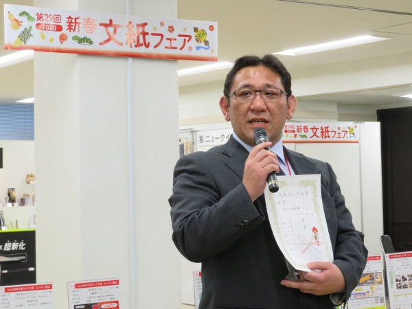 「北星鉛筆70周年を記念した『大人の色鉛筆１３』。今後、この商品が柱となるよう拡販に努めていきます」