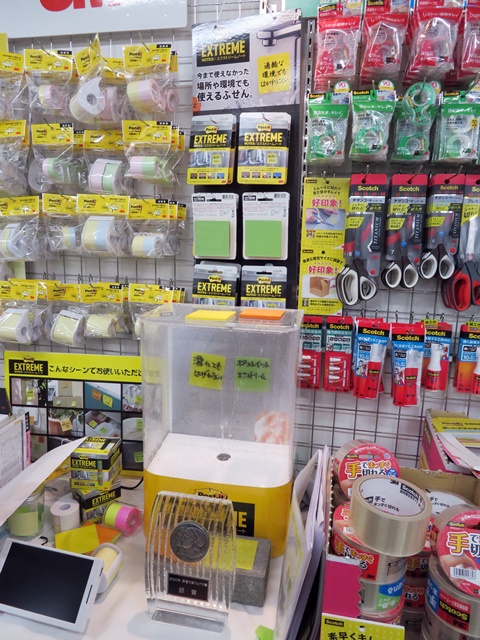 コンクリート面や木材など凹凸面への貼付けが可能。耐水性にも優れ、水場でもＯＫ。冷蔵、冷凍、加温などの環境でも使用可能『ポスト・イット（Ｒ）エクストリームノート』スリーエムジャパン