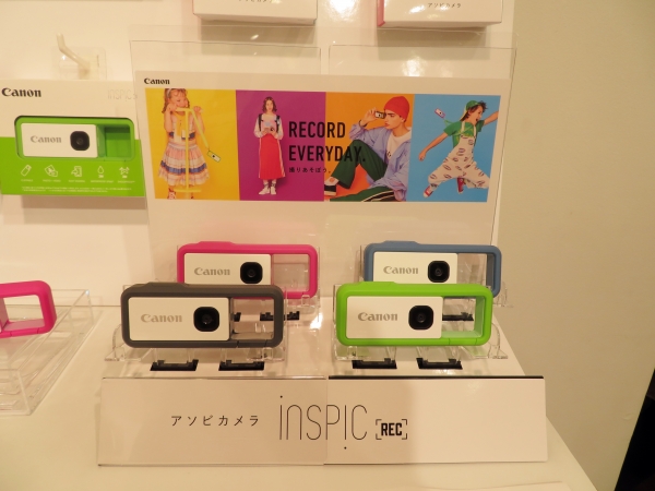 撮影した写真をその場で確認できることが当たり前になった中で、本製品にはディスプレイを搭載せず、撮影した写真を後から見返す楽しさを提案「iNSPiC REC」キヤノンＭＪ