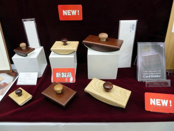 心やすらぐ木のぬくもり。朱肉や万年筆、つけペンインクの移行防止に「ブロッターPremium」コレクト