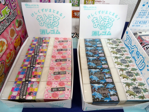 消しくずがちらずにまとまる消しゴム、まとまるくんシリーズに、カッコイイ「きょうりゅう柄」と、キュートな「お菓子柄」ヒノデワシ