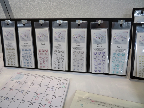 擦らずに押すだけで簡単に貼れる、シールじゃないシール「Ｐｉａｎｉ」タカクラ印刷