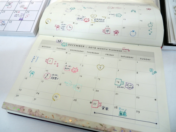 擦らずに押すだけで簡単に手帳に貼れ、コメントも書き込める、シールじゃないシール「Ｐｉａｎｉ」タカクラ印刷