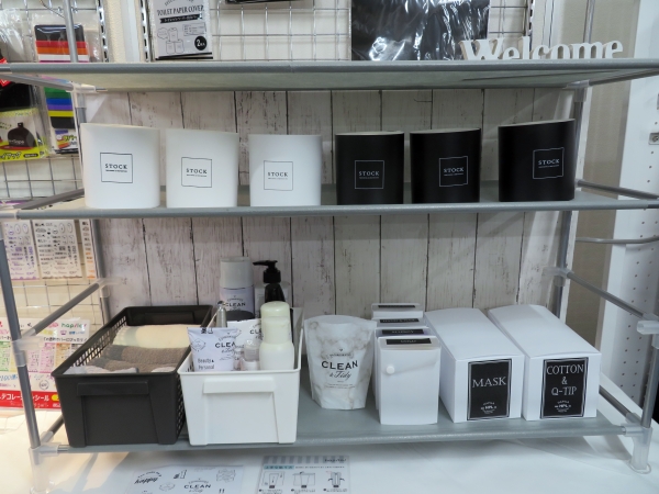 見せたくなるトイレに！くるっと巻くだけで買い置きのトイレットペーパーをモノトーンに統一してお洒落に保管「トイレットペーパー用カバー」ハピラ