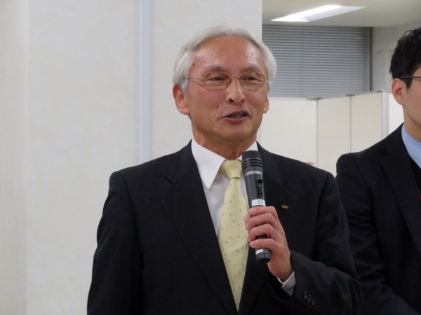 出展社代表、テージー㈱　玉越社長の挨拶と手締めで開会した。