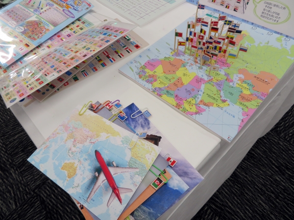 世界の国旗シール「デコレートタイプ」は、インデックスのように使用できるので、クリップなどのオリジナルデコに。　デビカ