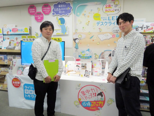 リビング学習向け新商品は「リビガクＬＥＤデスクライト調光機能付目にやさしい面発光」