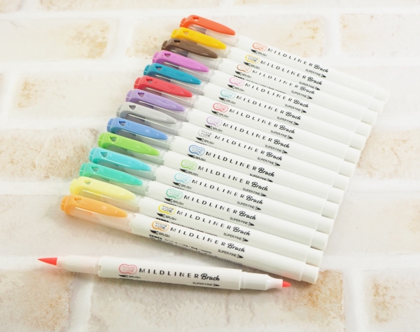 カリグラフィーをオシャレに書けるカラー筆ペン『マイルドライナーブラッシュ』１本 \165（税抜価格 \150）