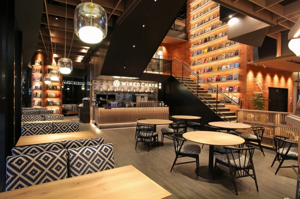 店内で食事と読書を楽しめるWIRED CHAYA