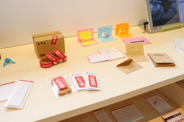 「ミニ接着荷札」「ミニ注意テープ」は、ふせんとマスキングテープ。同僚や友人とのコミュニケーションがちょっと楽しくなるシリーズ