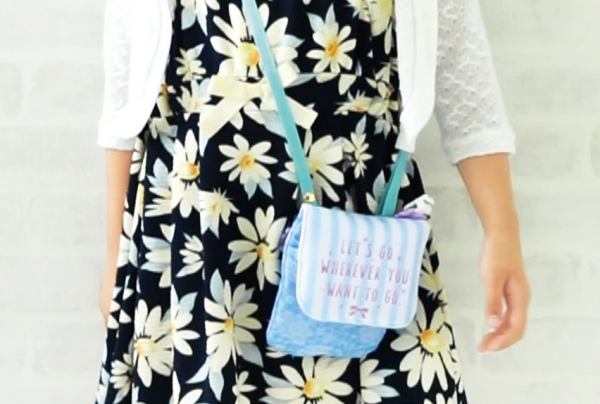 クリップで子どものズボンやポケットにつけ外しできる上、 ワンピースでも使えるポシェットタイプもあります！