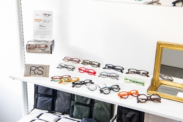 ニューヨーク生まれのオシャレなリーディンググラス。「RS eyeshop」のアイウェアは、ニューヨーカーたちのアクセサリーとして人気。全 16 デザイン、3 種類の度数をラインアップ