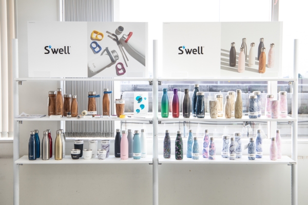 スタイリッシュで機能的な、ニューヨーク発のステンレスボトルド「スウェル」。スタイリッシュなデザインと環境に配慮したブランドコ ンセプトが多くの共感を呼び、世界65カ国以上で展開