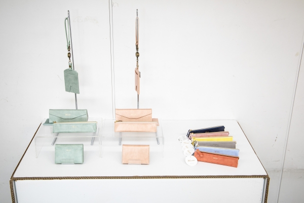 ビジネスシーンをおしゃれに彩る「ヴェレセラ」。持ち運びしやすいスリムタイプのペンケースや、折りたためるメガネケース、パスケース、名刺ケースに個性的な新色を加えた