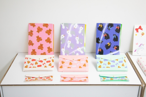 人気ステッカーブランド「ミセス・グロスマン」の愛らしいキャラクターをあしらった、キュートなス テーショナリーライン。書類や小物の持ち運びに便利な「クリアファイル・A4・5 ポケット」etc