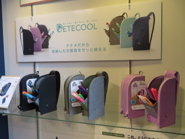 斜めに傾く快適ギミック、使いやすさを追求したデテクールペンケース