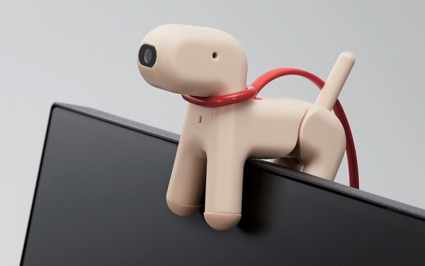 【ディスプレイに取り付けたり、平面にお座りさせたりできる】