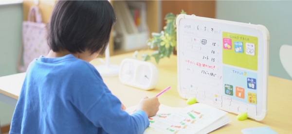 学習用ホワイトボード「リビガク マイプランボード」〈宿題忘れ、忘れ物をなくす〉と〈勉強週間を身に着ける〉をテーマにした2タイプで子どもの自立をサポート
