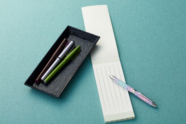 ■商品特長■　2．ペンと合わせて使える一筆箋とペントレイ