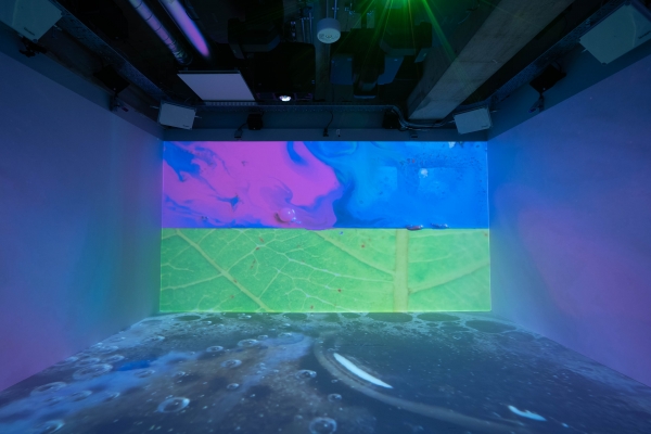 研究の第一弾として、チームの創造性を引き出す次世代会議空間「RICOH PRISM（リコー プリズム）」を実装し、社内外のアントレプレナーやクリエイターに体験・活用いただきます