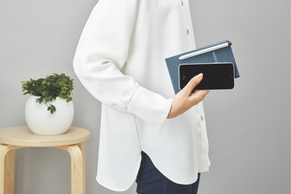 １． バッグやポケットに入れて携帯しやすいコンパクトサイズ