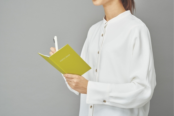 ２． 立ったままでも記入できる硬い表紙