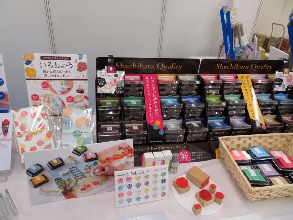 おうち時間を楽しむ！「いろもよう」は、スタンプアートにおすすめのスタンプパッド。日本の伝統色から選定した24色のカラーバリエーションを使って、作品づくりを楽しめる。シヤチハタ
