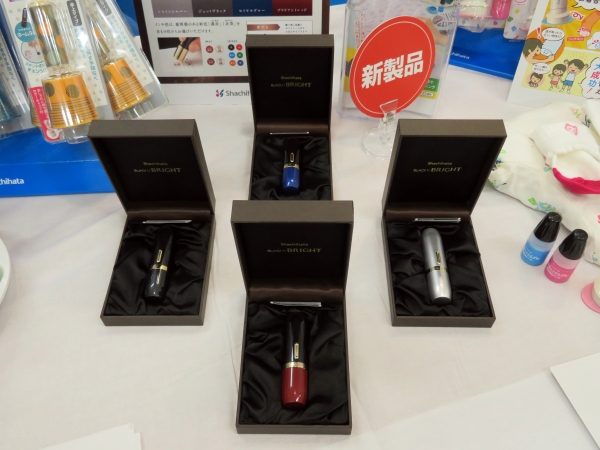 格調高い重厚感が漂うワンランク上のネーム印「ブラック11 BRIGHT（ブライト）」。大切な方へのギフトとして最適です。シヤチハタ