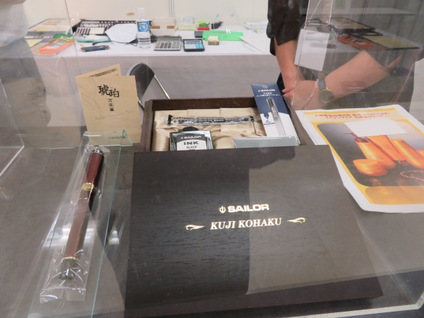 皇室献上万年筆、深い色合いとぬくもりのある輝き太古の森が生み出した輝石の宝石琥珀。軸と天冠にたっぷりと使い仕上げました。 「久慈琥珀万年筆オリジナルパッケージ」久慈琥珀