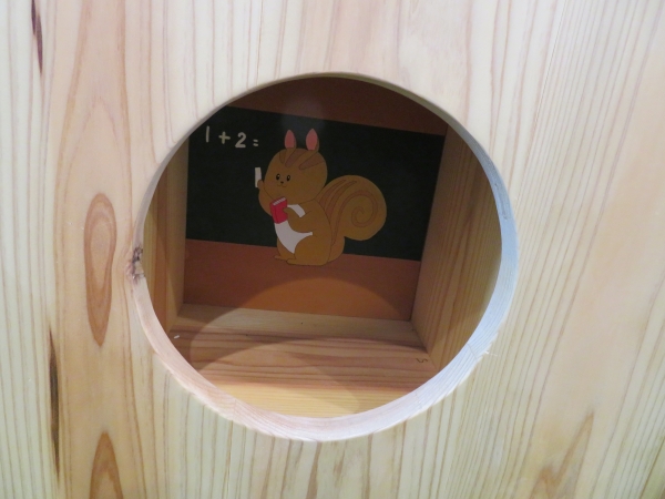 『文具のなる木』の中には、かわいい動物たちが暮らしています。のぞいてみてね。