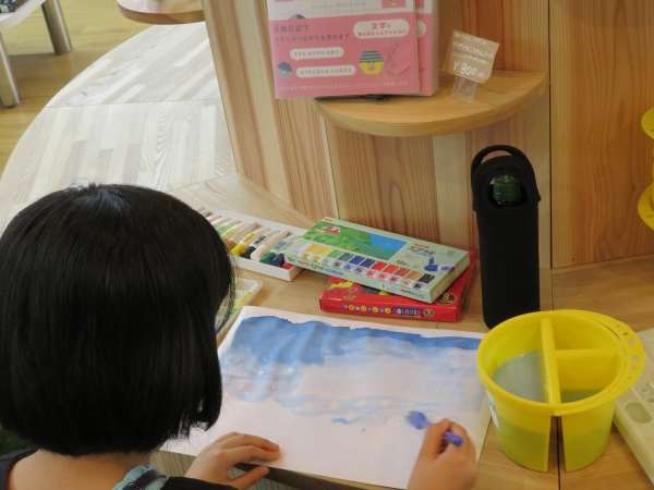 「第13回おえかきコンテスト」下書きなく、青のグラデーションで描きはじめステキな作品を完成させました。