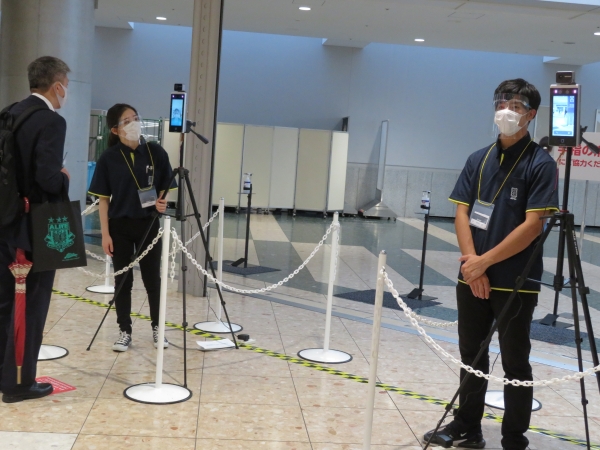 会場入る全員の検温の実施