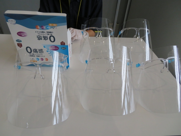 会場内の「マスク配布所」マスクかフェイスシールドいずれか1枚をお選びください。（マスクをお持ちでない方、お一人1枚限りなくなり次第終了）