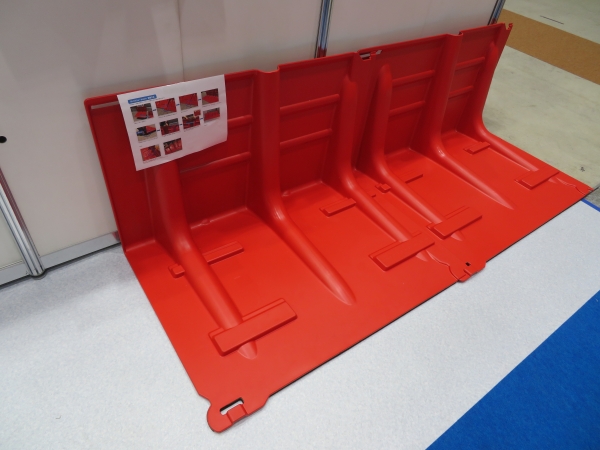 ゲリラ豪雨や台風などの水害時の土嚢に代わる「簡易設置型止水板」。簡単に接続でフレキシブルな設置が可能。避難所の備蓄品や、施設・企業・学校などの災害対策に。クラウングループ