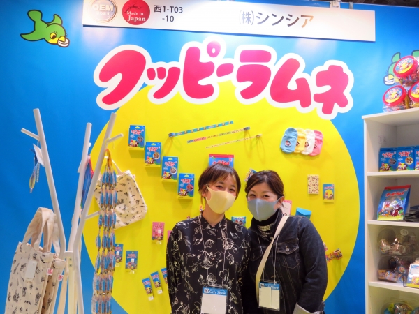 創業100周年を迎えたカクダイ製菓㈱「クッピーラムネ」。幼少期に食べられた方々が母になり、父になり、親から子へ、祖母から孫へ。三世代に渡り思い出に残る駄菓子。㈱シンシアとのコラボで雑貨やコスメに