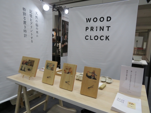 天然のシナの木に記憶をプリントする特別な置き時計「WOOD PRINT CLOCK」。シナの木の語源は、アイヌ語の『結ぶ』。大切な記憶や思い出を結び付けます。　I.B.C