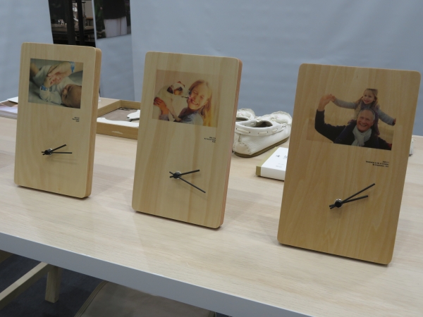 「WOOD PRINT CLOCK」は、木の中に磁石を内蔵。上からL版サイズの写真を貼り付けて写真たてとしても使え、お子さんや家族の成長と共に時計も成長させることができます。I.B.C