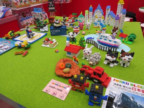 消しゴムでできた不思議なブロックキット。柔らかいからハサミで切れます。お子様も使いやすい弾力性のある新素材を採用。日本製「IWAKO　BLOCKS(R)」イワコーグローバル