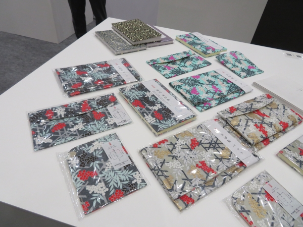 コロナ禍で需要が伸びてる「マスクケース」。未使用マスクを折りたたまず5枚携帯できます。表は友禅紙に加工し、耐水・耐摩耗性向上。内張は抗菌・抗ウイルス機能繊維加工技術クレンゼを施したクレンゼTCブロードを使用　尚雅堂