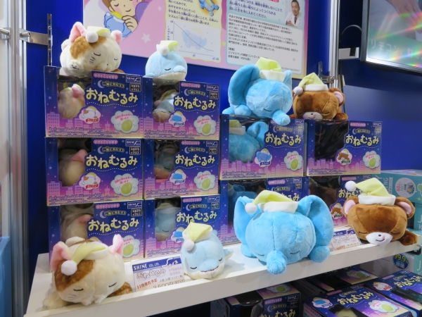 コロナ過で、在宅勤務等で生活リズムが崩れ、熟睡できない人が多いのでは。専門医と共同開発の一緒にねむろう「おねむるみ」は、優しい鼓動リズムで夢の世界へ誘います。シャイン