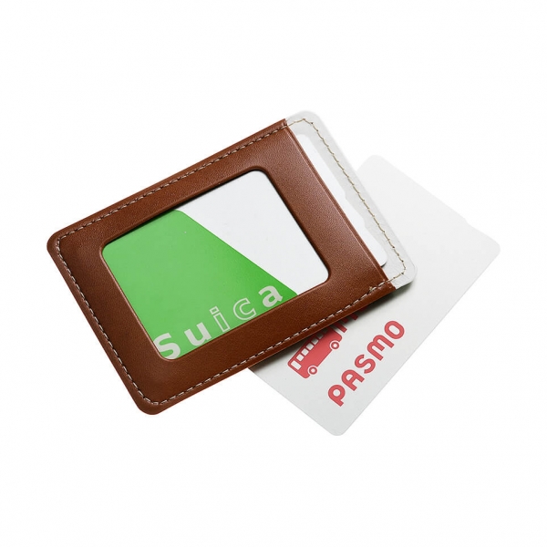 2枚のICカードに対応する改札エラー防止カード／パス入れ