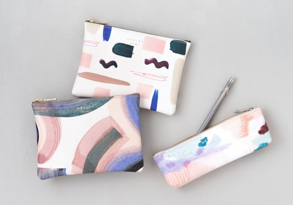 ・キトリ ペンケース 1,430円（税込）  ・キトリ ポーチ M 1,210円（税込）  各3柄展開＜A（Welcome Baby）/B（Mother Love）/C（Love You Mom）＞