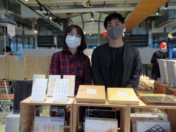 紙屋がつくった紙好きのための「ペーパーブロック」。独自開発の「ダンデレードCoC」は、あらゆる筆記具に対して裏抜けや裏写りの少ない優れた書き味を発揮。シルクのような滑らかさの「サンシルキーCoC」は、優れた筆記適性とカールしづらい特徴があり、紙色は少し青みがかった白。 万年筆ユーザーの方におすすめ。富国紙業