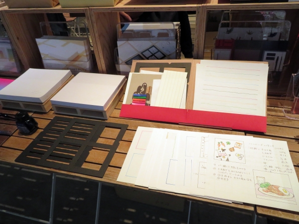 美しい罫線が引けるテンプレート「パレット　テンプレート」。インク沼にハマった方、お気に入りのインクで罫線を引いてオリジナル便箋をつくってみては。富国紙業